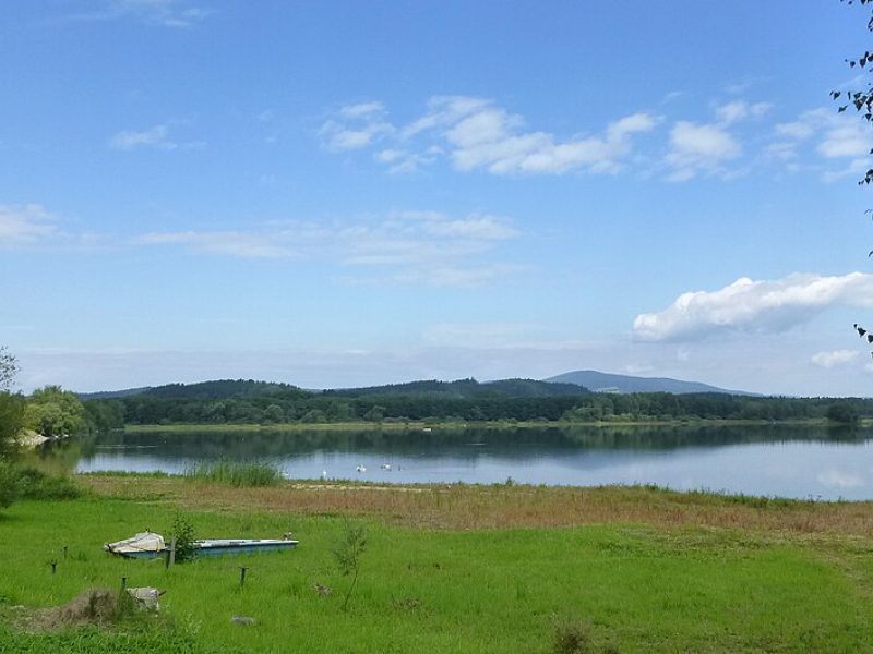 Strand und Uferpromenade in Černá v Pošumaví: entspannter Familienausflug am Lipno-See