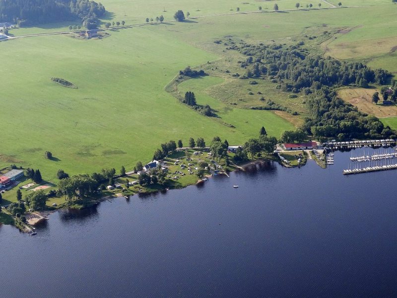 Wassersport im Camp Jestřábí: Kajak, SUP und Segeln am Lipno-See