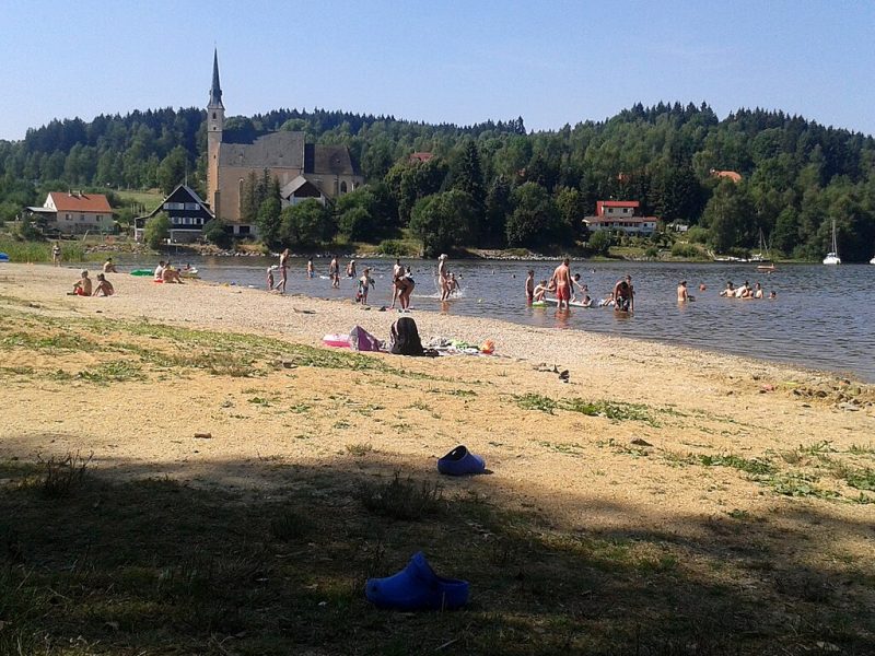 Strand von Přední Výtoň: ruhiger Badetag mit Kindern am Lipno-See