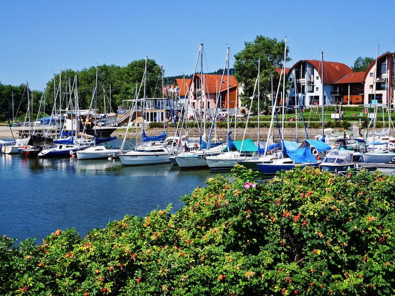 Marina Lipno: Hafenpromenade und Boote in Lipno nad Vltavou