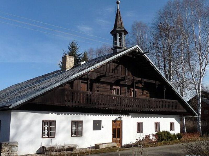 Dobrá na Šumavě: Spaziergang zwischen alten Böhmerwaldhäusern