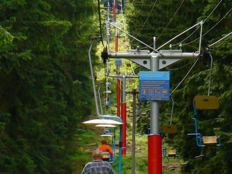 Sesselbahn Krasetín–Kleť: Schwebend auf den höchsten Gipfel