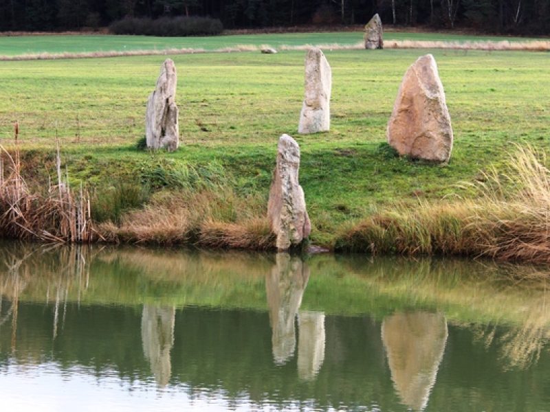 Holašovicer Stonehenge: Ein moderner Steinkreis in Südböhmen