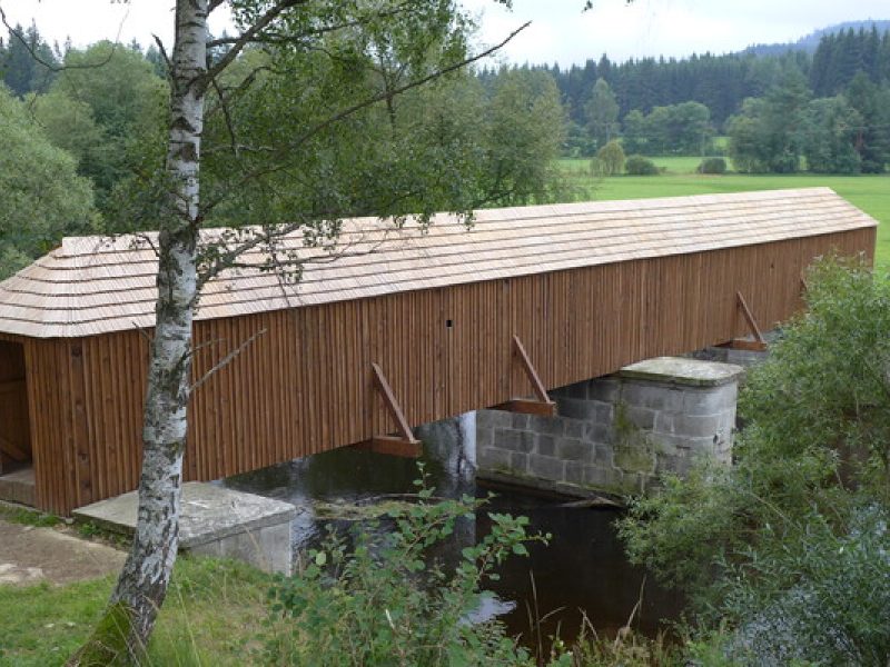 Rechle in Lenora: Überdachte Holzbrücke an der Warmen Moldau