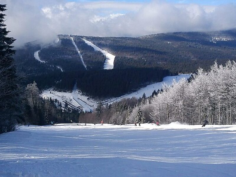 Hochficht im Winter: Familienskifahren nahe Lipno