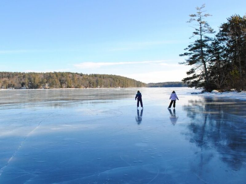 Lipno-Eisstraße: Schlittschuhlaufen auf dem zugefrorenen See