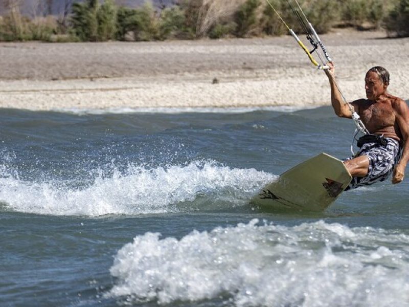 Kitesurfen am Lipno: Wind, Wasser und sichere erste Schritte