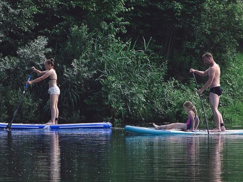 Stand-up-Paddling am Lipno: Familienausflug auf dem Wasser