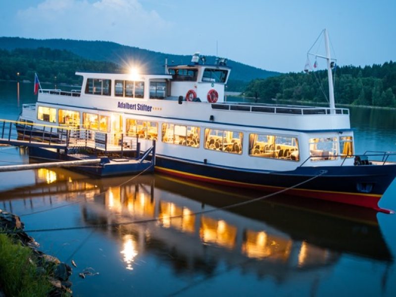 Schifffahrt auf dem Lipno: Den Böhmerwald vom Wasser aus erleben