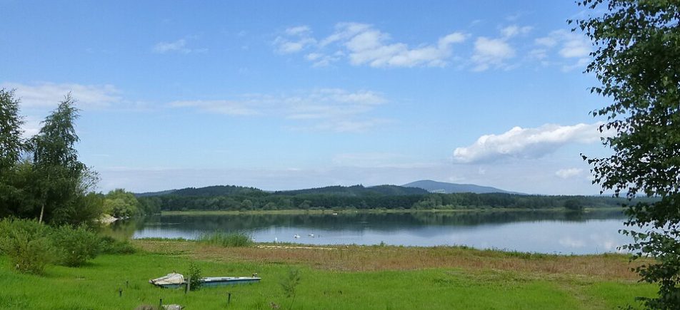 Strand und Uferpromenade in Černá v Pošumaví: entspannter Familienausflug am Lipno-See