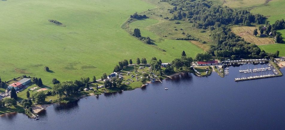 Wassersport im Camp Jestřábí: Kajak, SUP und Segeln am Lipno-See