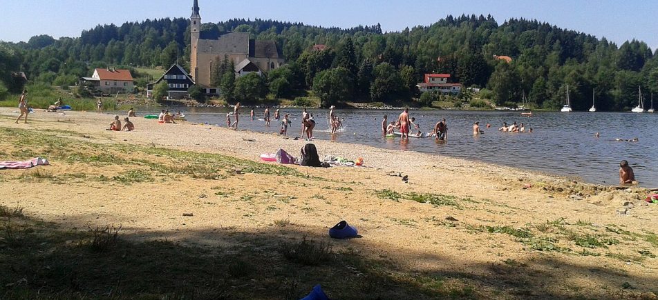 Strand von Přední Výtoň: ruhiger Badetag mit Kindern am Lipno-See