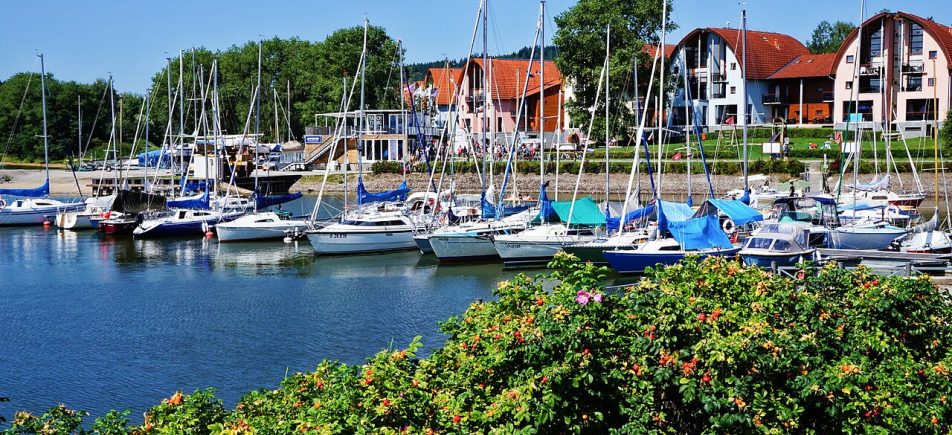 Marina Lipno: Hafenpromenade und Boote in Lipno nad Vltavou