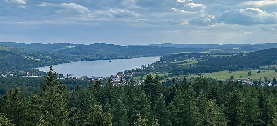 Kramolín-Rundwanderung: Waldwege und Lipno-Panorama