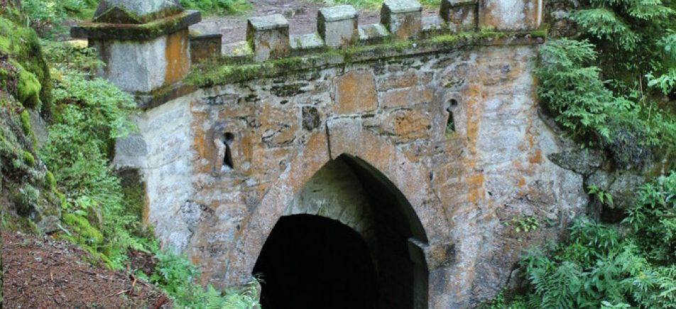 Hirschbergen-Tunnel bei Jelení Vrchy: Durch den Berg mit dem Schwemmkanal