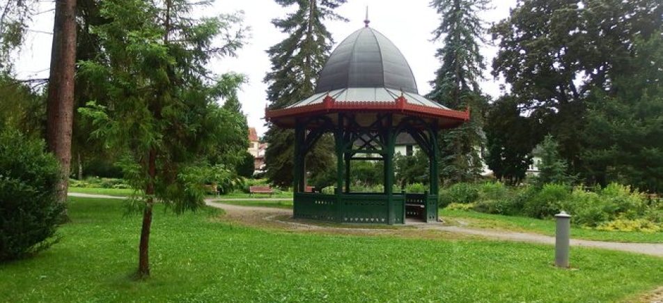 Stadtpark Český Krumlov: Grüne Pause am Ufer der Moldau