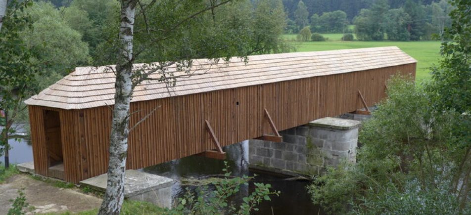 Rechle in Lenora: Überdachte Holzbrücke an der Warmen Moldau