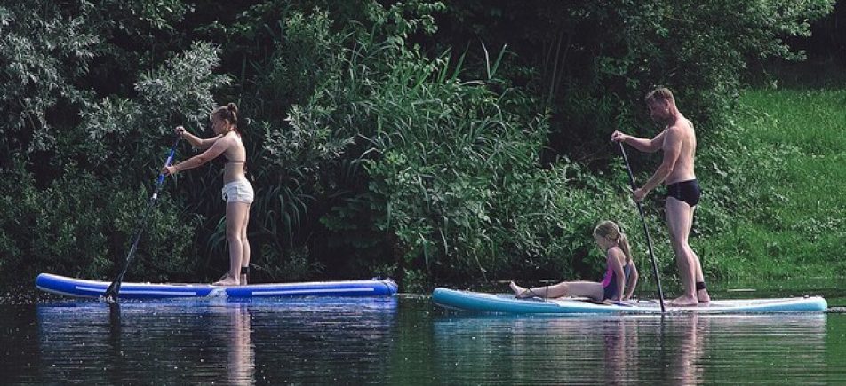 Stand-up-Paddling am Lipno: Familienausflug auf dem Wasser