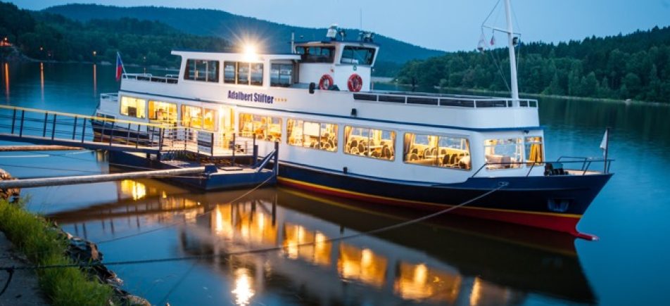Schifffahrt auf dem Lipno: Den Böhmerwald vom Wasser aus erleben